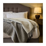 Duży koc wełniany w szarą kratę