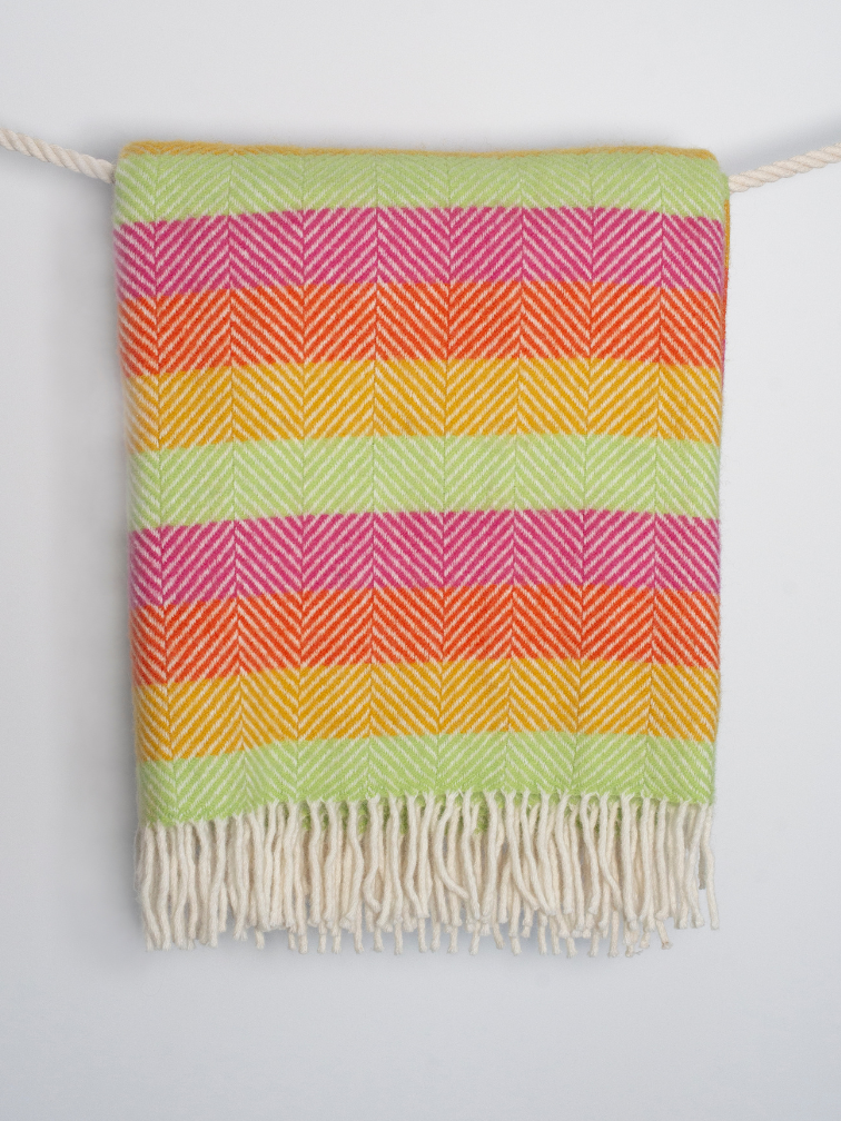 Wielokolorowy koc wełniany w paski z białymi frędzlami