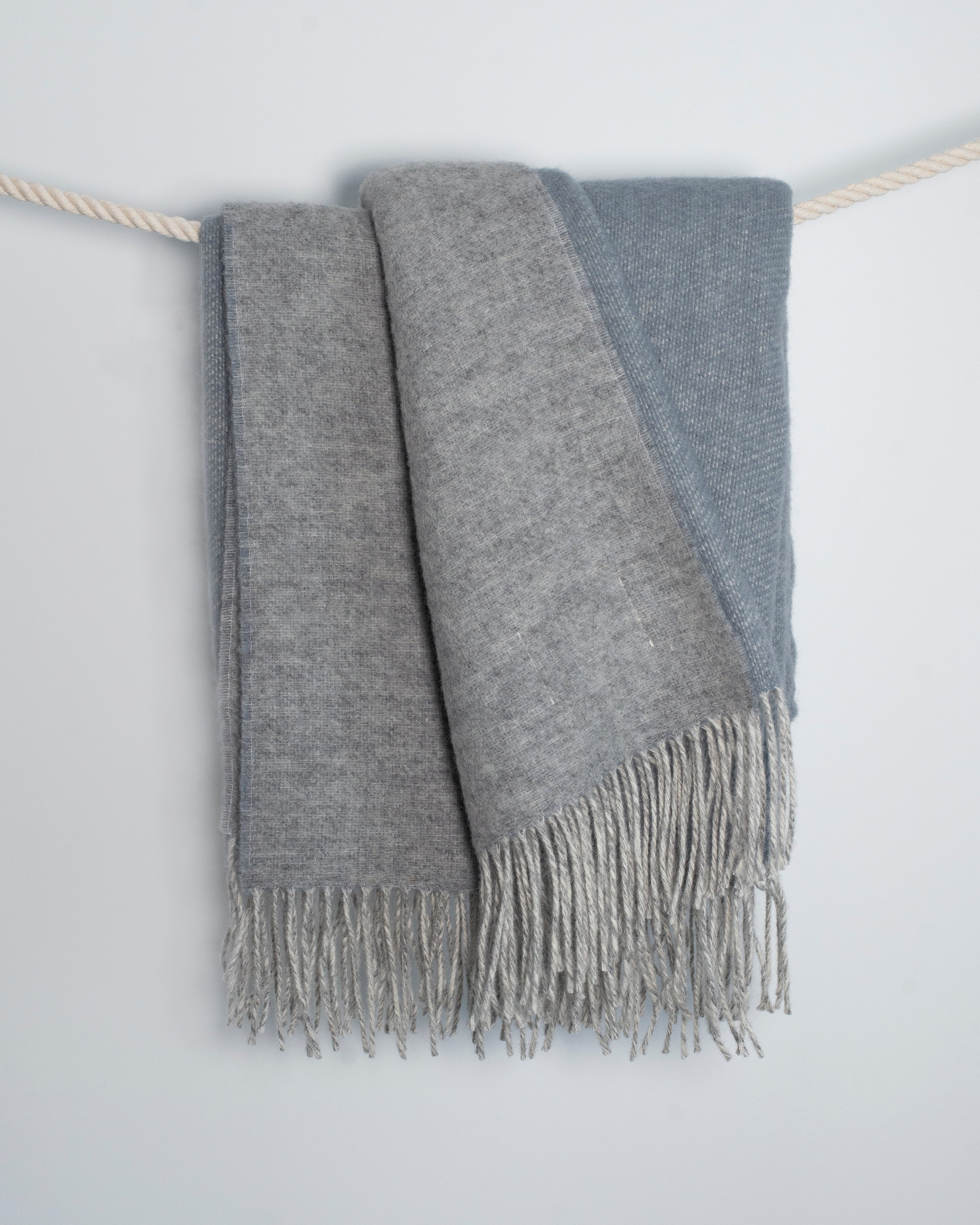 Dwustronny koc wełniany błękitno-szary