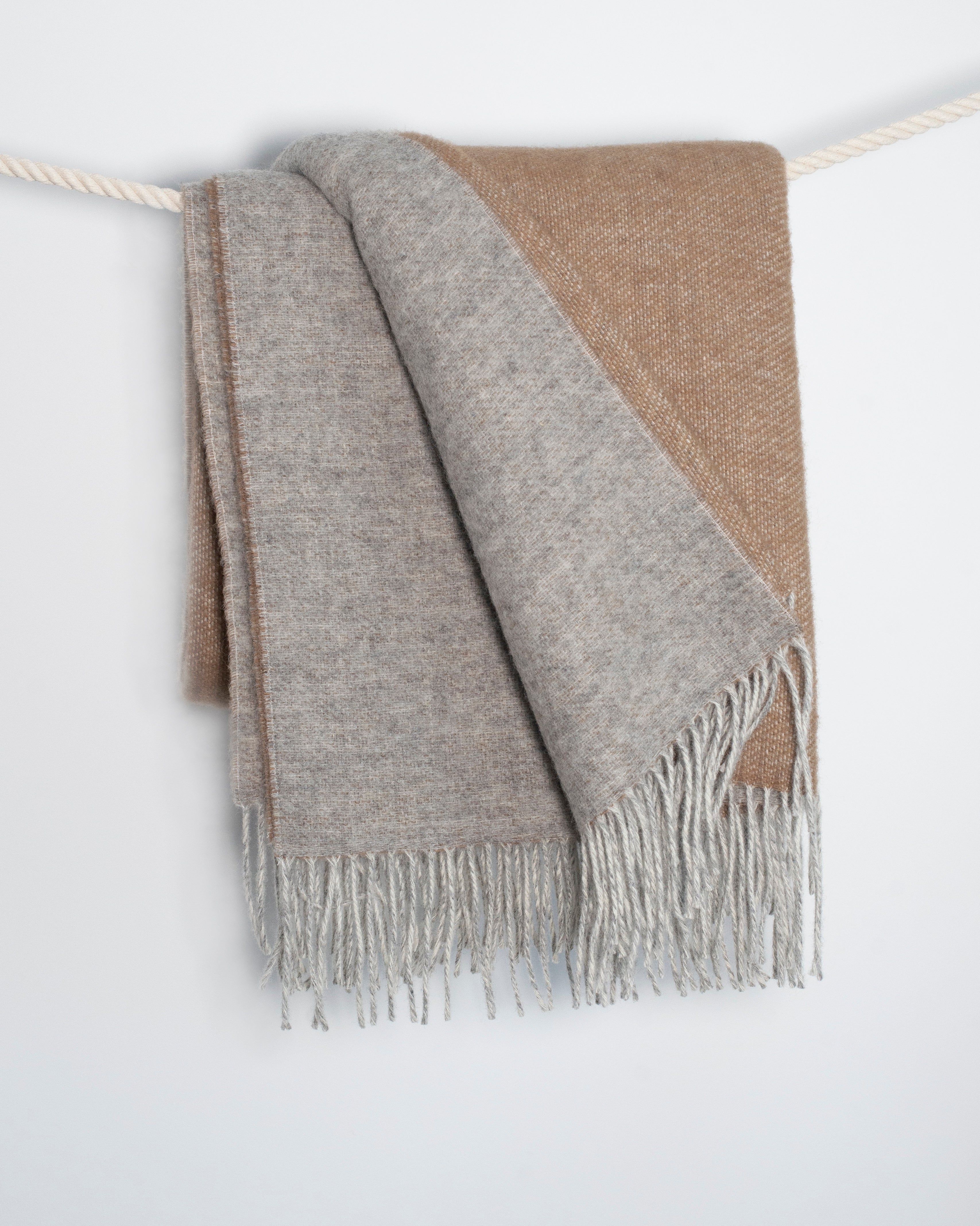 Dwustronny koc wełniany beżowo-szary