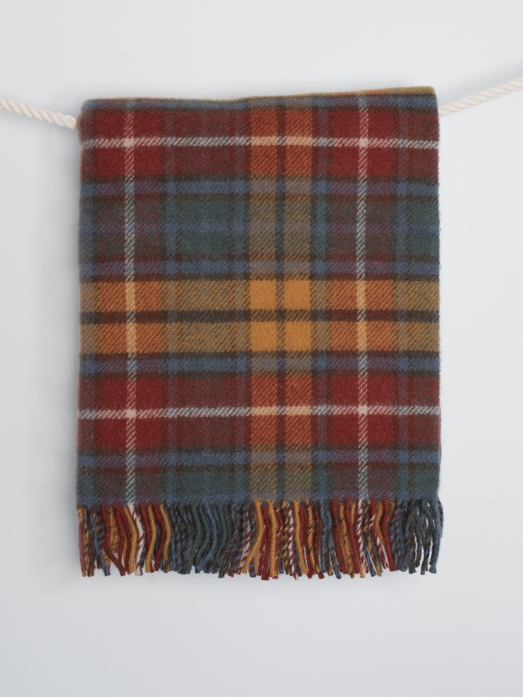 Koc z wełny owczej z tartanem Antique Buchanan w rozmiarze 150x183 cm