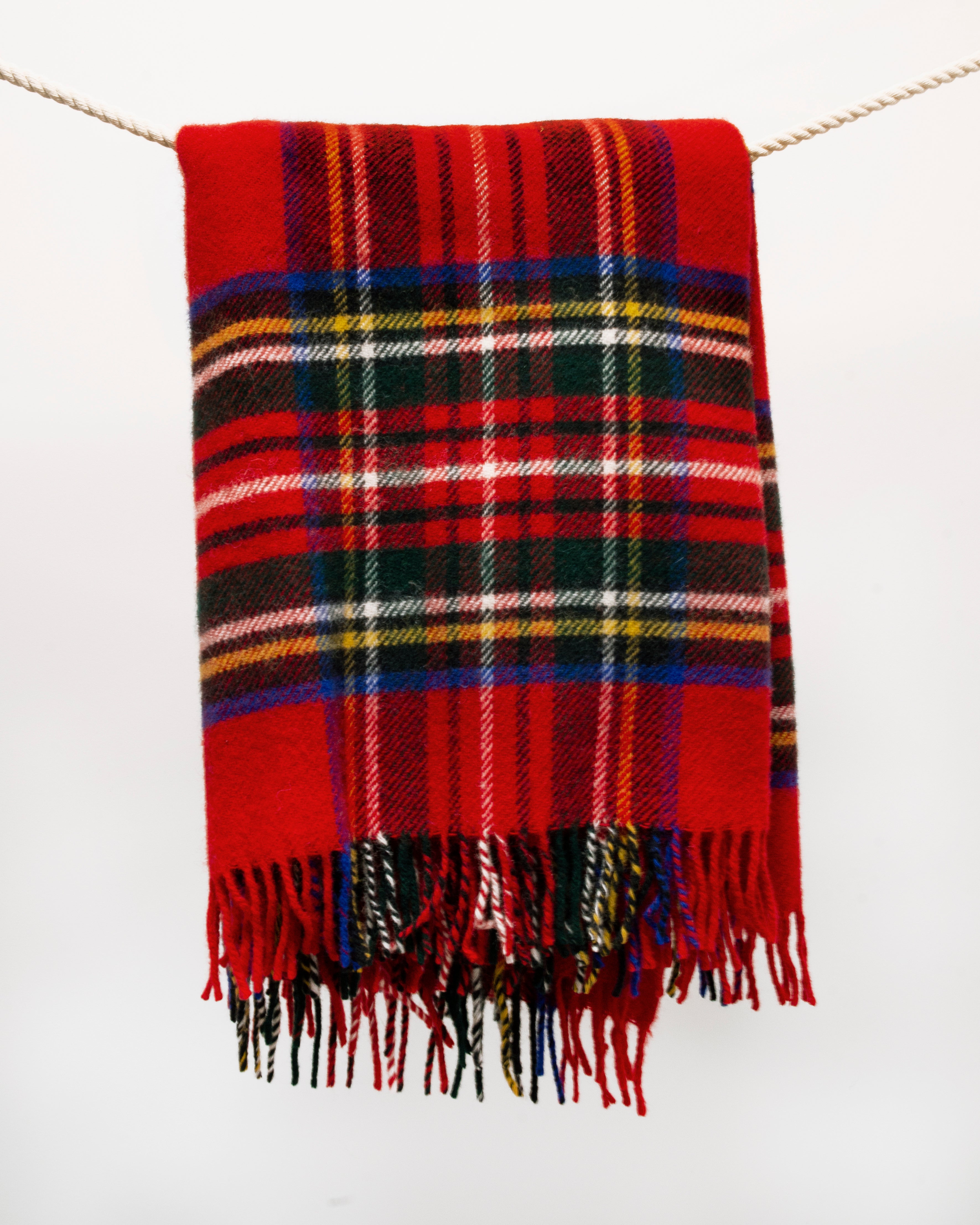 koc z wełny owczej w szkocką kratę Royal Stewart  tartan