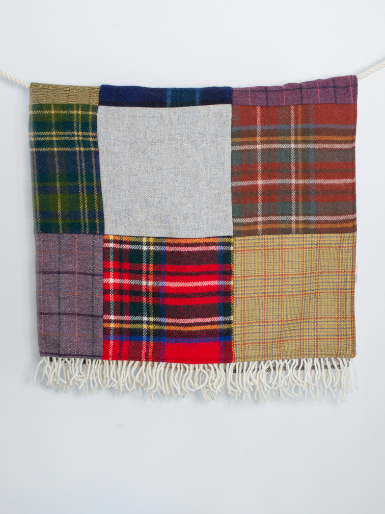 Patchworkowy koc z wełny owczej o wymiarach 180 × 220 cm