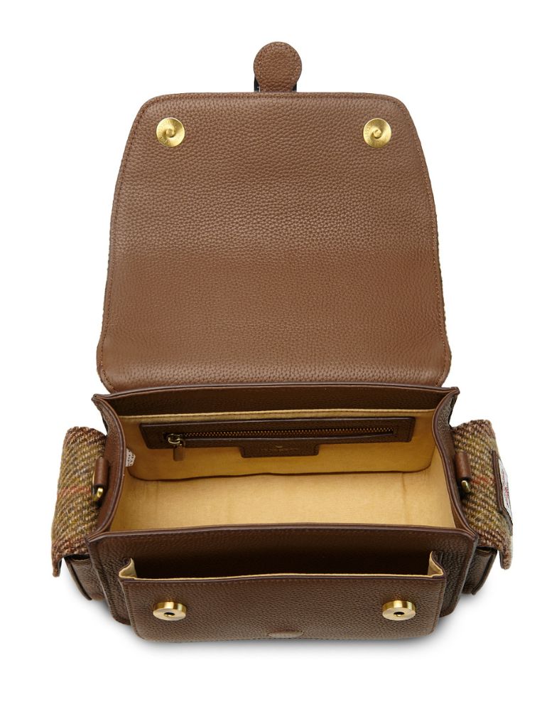 wnętrze brązowej torebki crossbody z metalowym zapięciem w szkocką kratkę
