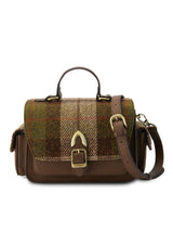 brązowa torebka crossbody z metalowym zapięciem w szkocką kratkę