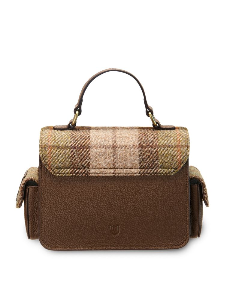 tył skórzanej torebki crossbody z metalowym zapięciem w szkocką kratkę