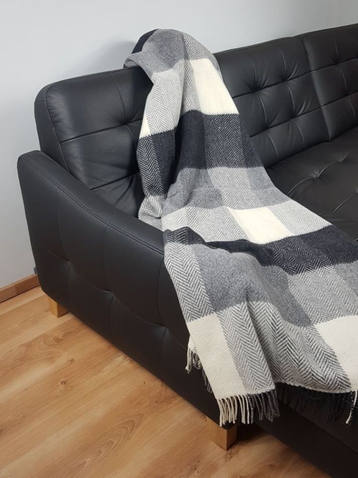 Czarno biały koc z wełny merino i kaszmiru