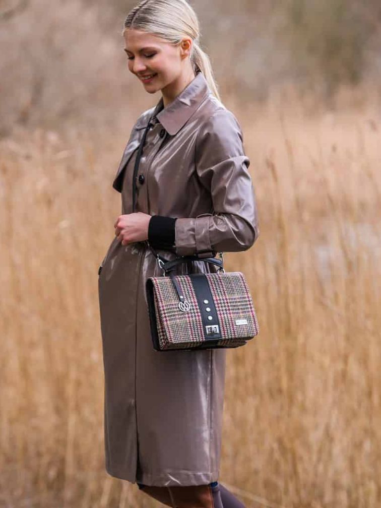 stylizacja z damską torebką na pasku z wełny tweed w beżową i czerwoną drobną kratkę