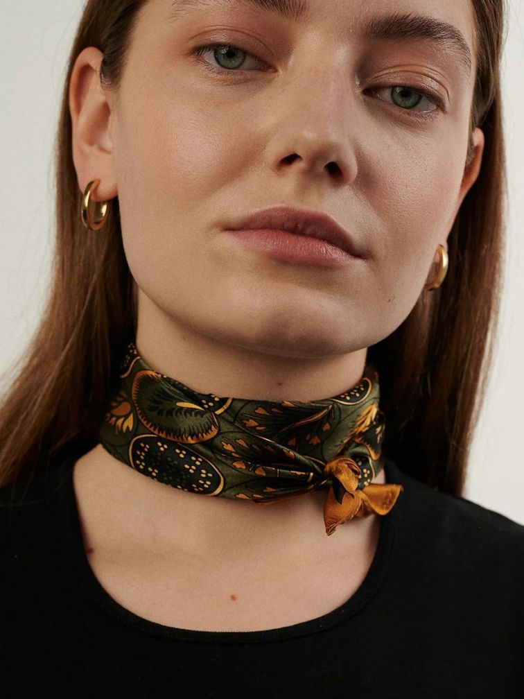 elegancka apaszka jedwabna z wzorem