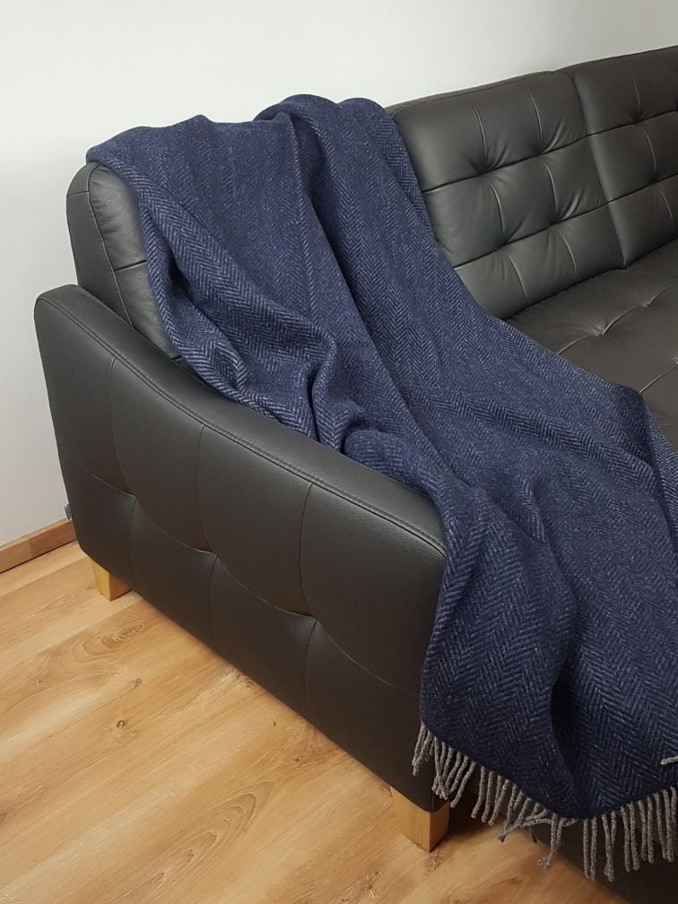 Granatowy koc z wełny merino i kaszmiru
