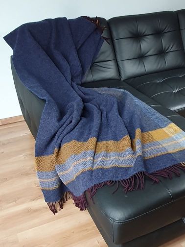 Granatowy koc z wełny merino i kaszmiru z musztardowym paskiem