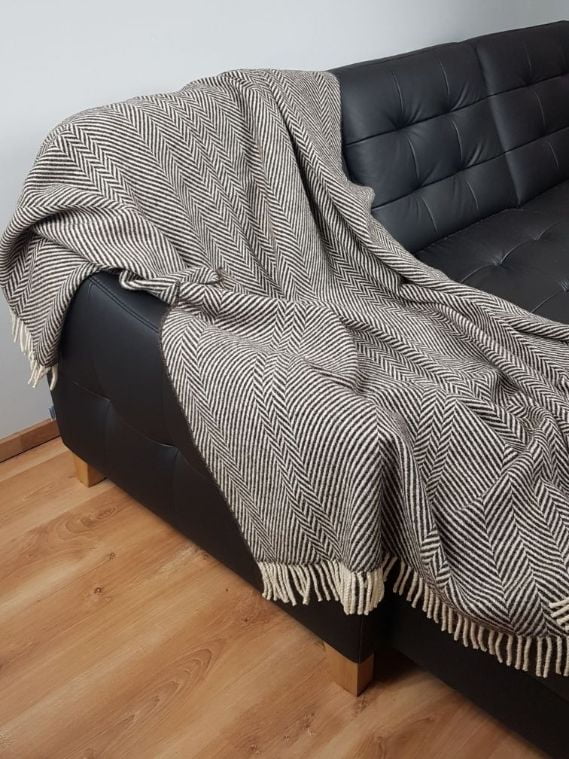 Koc z wełny owcy wielorogiej Chevron Brown