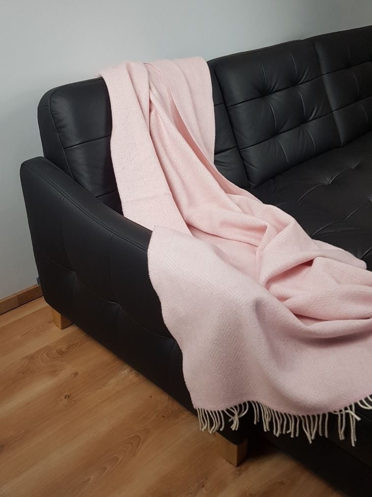 Jasnoróżowy koc z wełny merino i kaszmiru