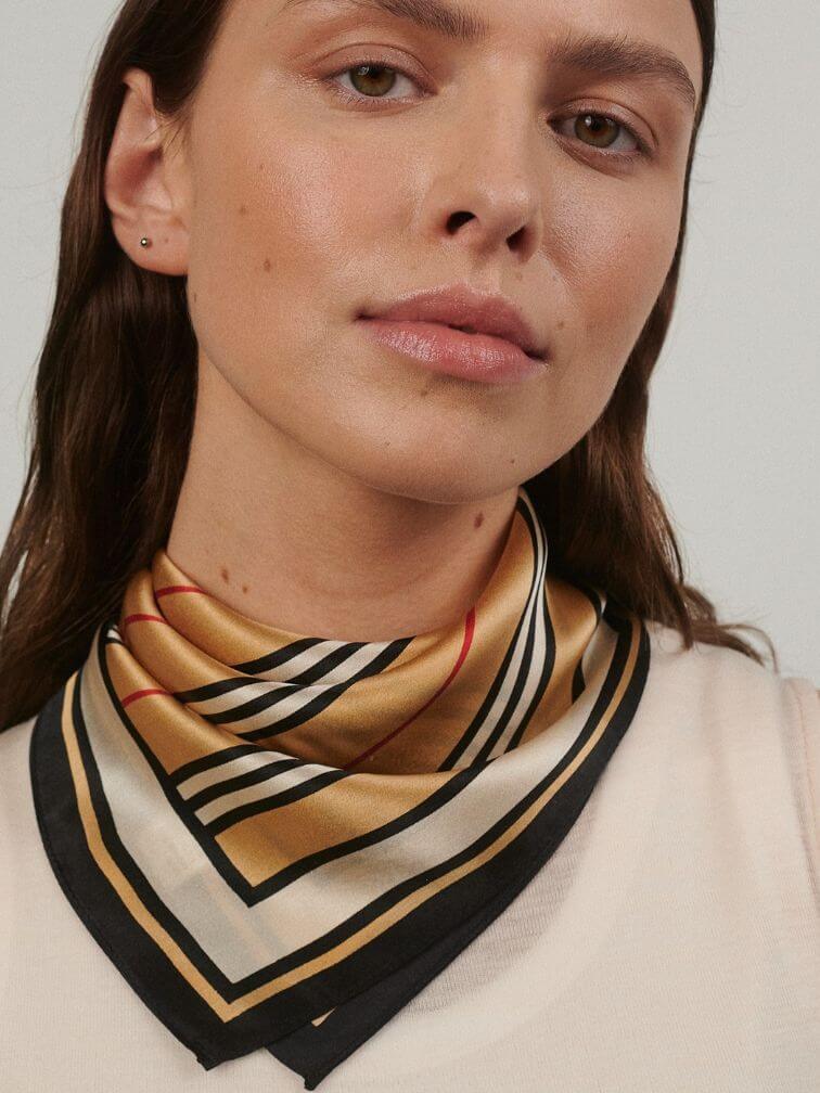 jedwabna apaszka w symetryczne linie na modelce