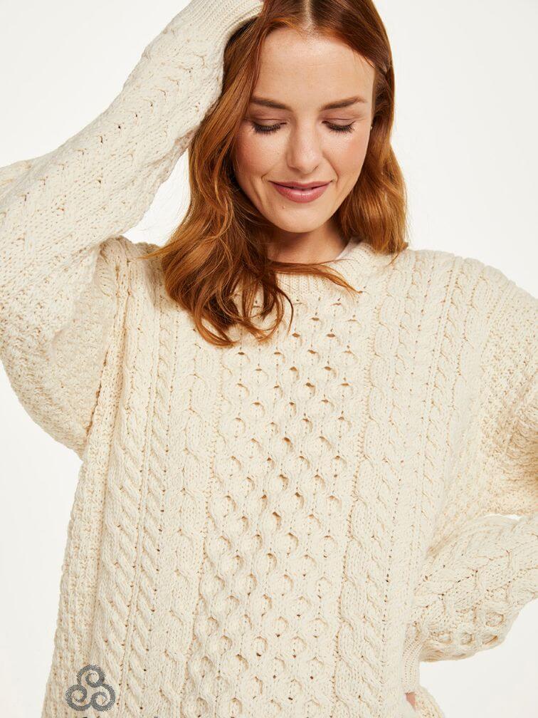 sweter oversize biały z wełny merino