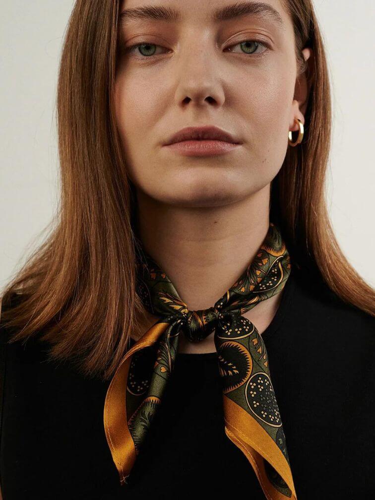 kobieca apaszka jedwabna ze wzorem