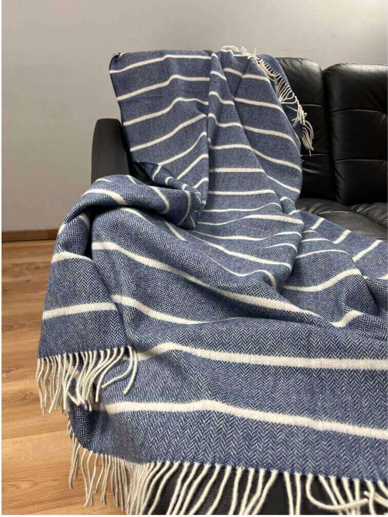 koc wełniany merino niebieski w paski