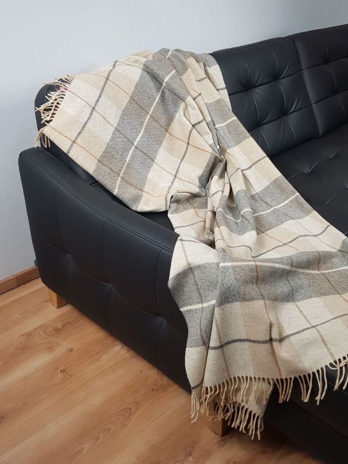 Szarobrązowy koc z wełny jagnięcej w kratkę