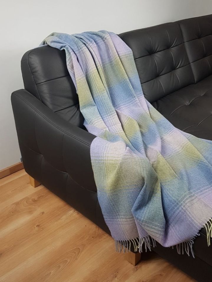 Koc z wełny jagnięcej w liliowo niebieską kratę