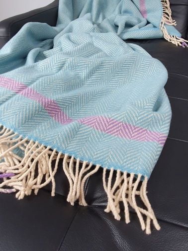 Koc z wełny merino i kaszmiru w kolorze baby blue