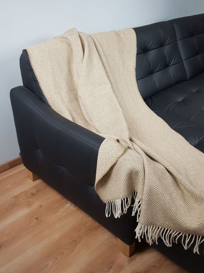 Koc z wełny merino i kaszmiru w odcieniach beżu