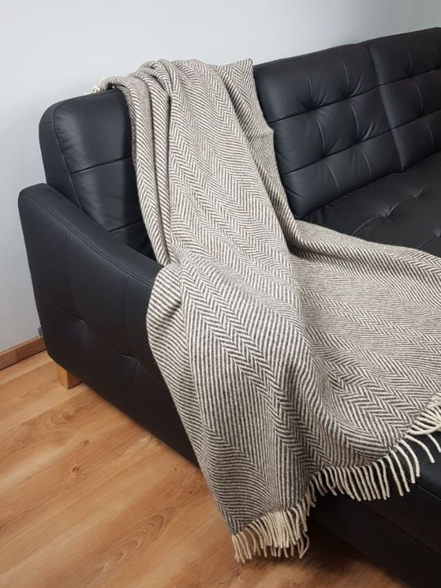 Koc z wełny owcy wielorogiej Chevron Grey