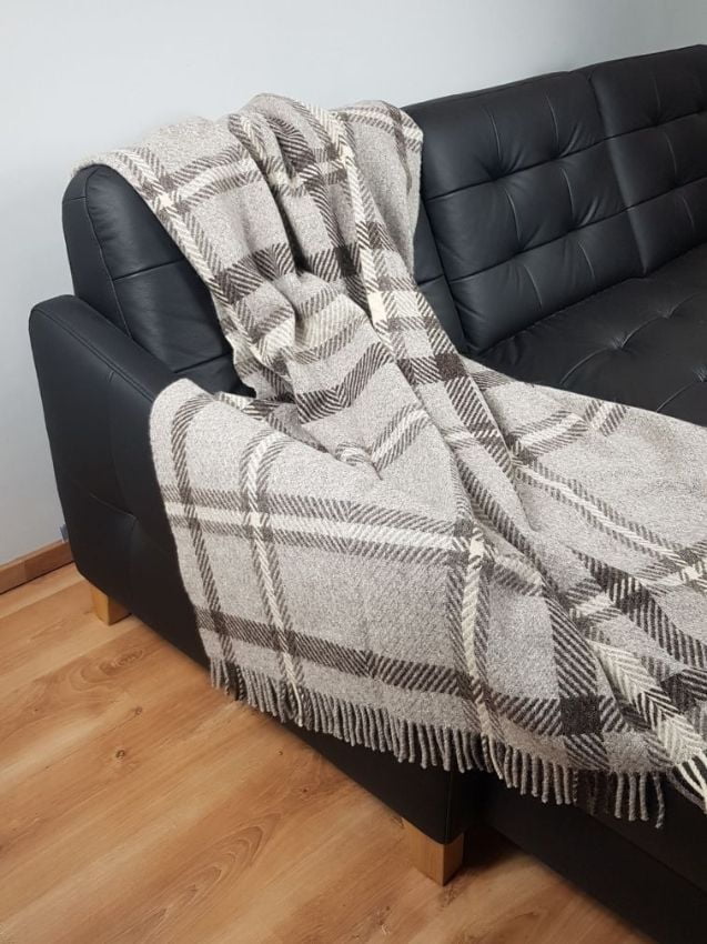 Koc z wełny owcy wielorogiej w szarą kratkę