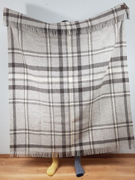 Koc z wełny owcy wielorogiej w szarą kratkę