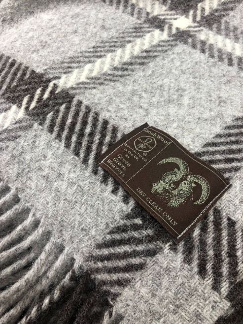 Koc z wełny owcy wielorogiej w szarą kratkę