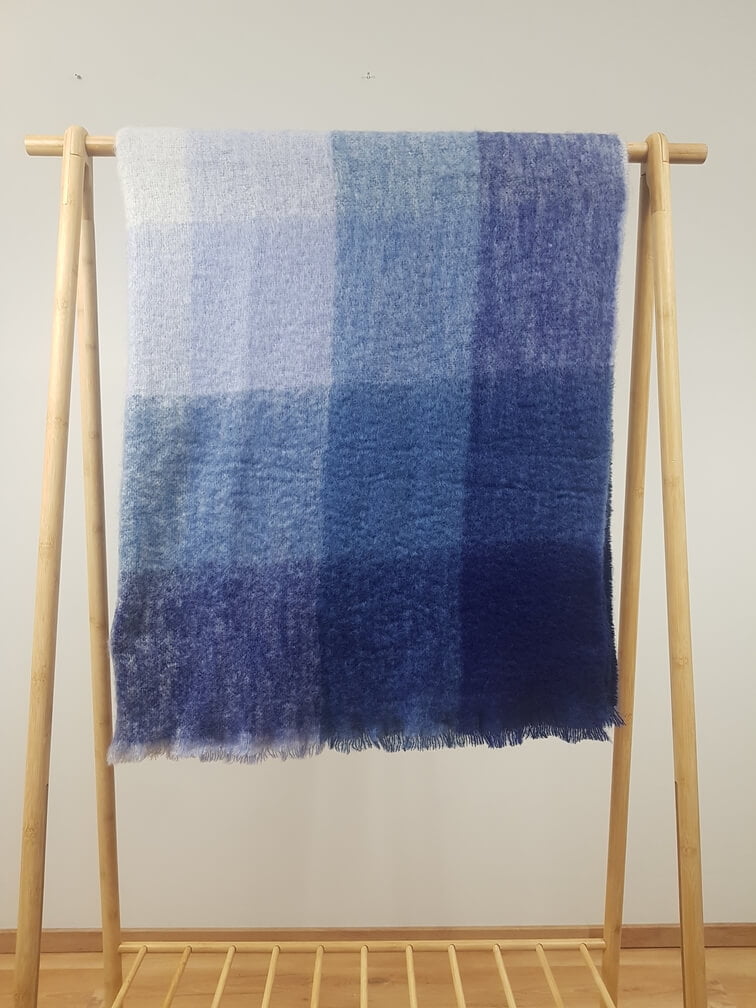 Moherowy koc w niebiesko biale bloki 136x180