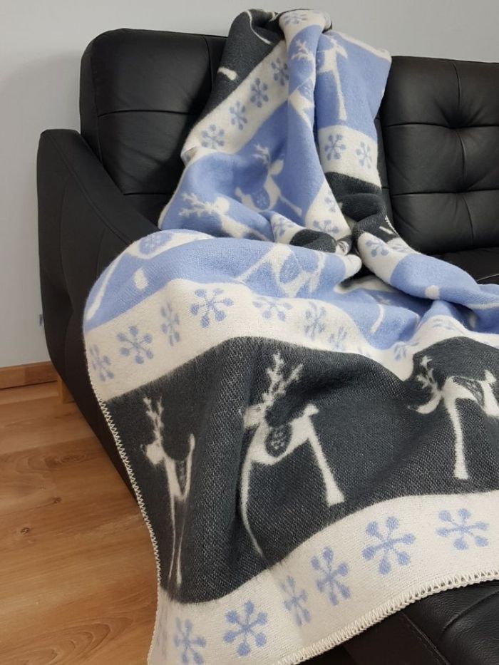 Niebiesko grafitowy koc wełniany w renifery