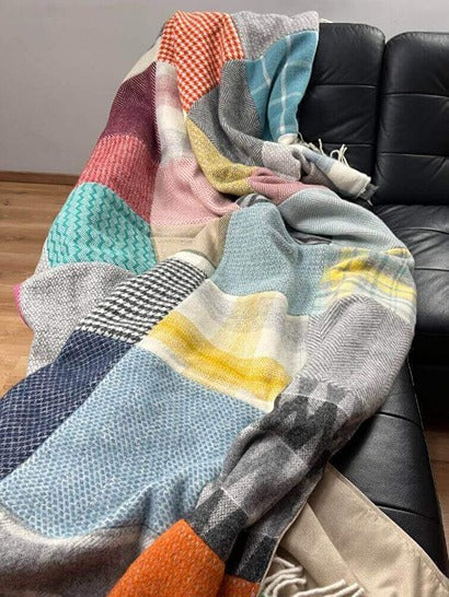 patchorkowy koc w szkocką kratkę i jodełkę
