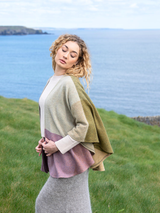 Ponczo damskie z wełny jagnięcej – oliwkowo-beżowa krata z pudrowym różem