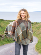 Ponczo damskie z wełny jagnięcej – zielono-szara kratka z brązem