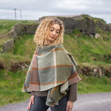 Ponczo damskie z wełny jagnięcej – zielono-szara kratka z brązem