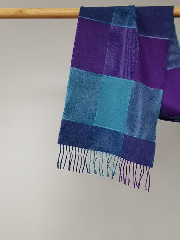 Szalik z wełny merino w kratkę purpurowo niebieską