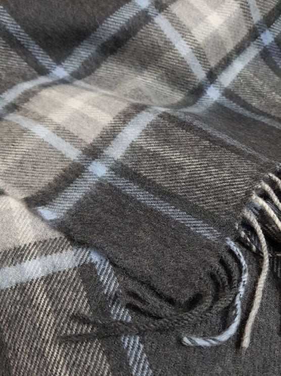 Szalik z wełny merino w kratkę szaro antracytową