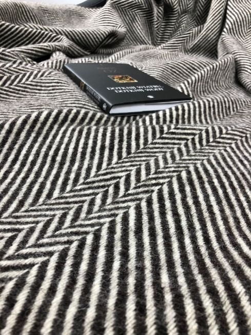 Koc z wełny owcy wielorogiej Chevron Brown