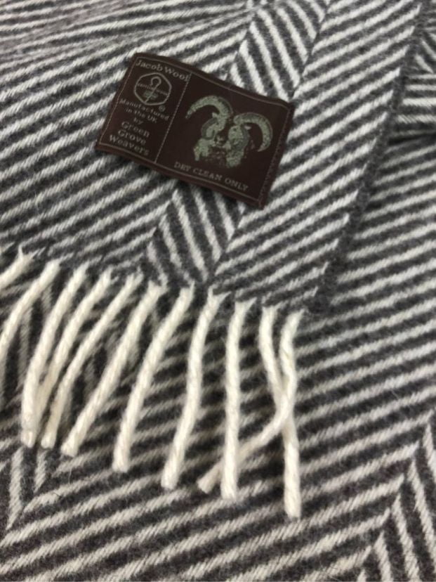 Koc z wełny owcy wielorogiej Chevron Brown