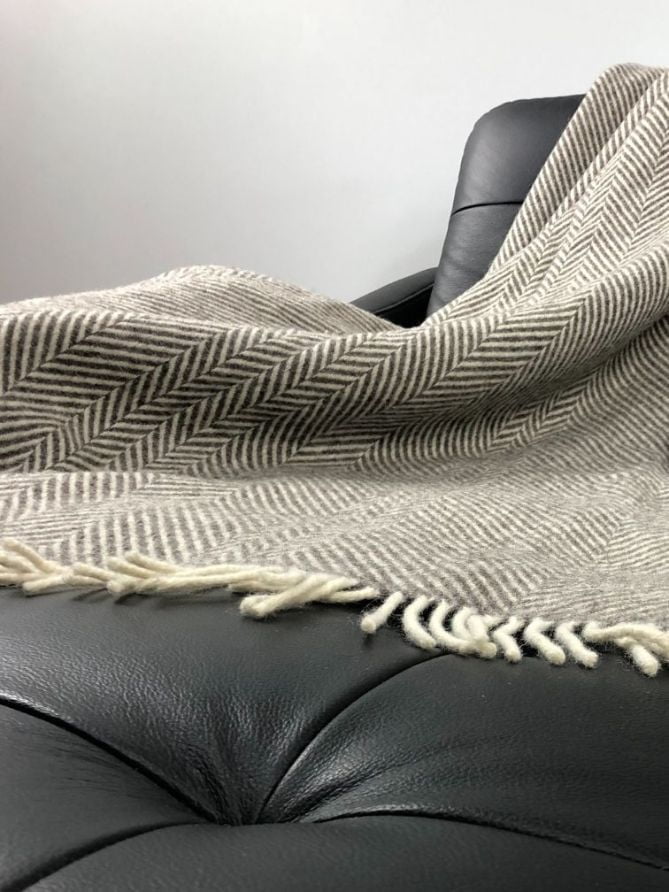 Koc z wełny owcy wielorogiej Chevron Grey