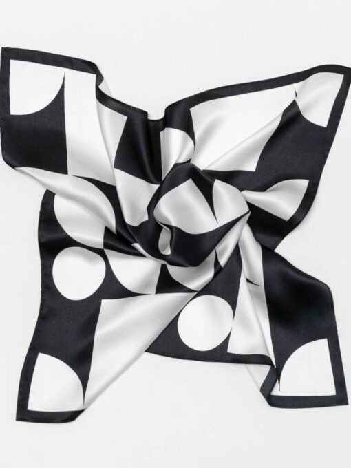 czarno-biała apaszka jedwabna w geometryczne wzory